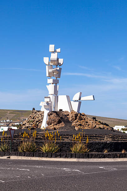 vista del monumento al campesino (isla de lanzarote island españa) - monumento al campesino fotografías e imágenes de stock