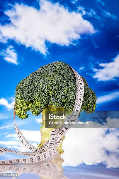 Leuchtenden Satten Fitnesskomposition Mit Blauer Himmel Hintergrund Stockfoto und mehr Bilder von Abnehmen