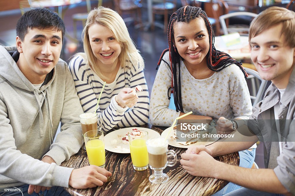 Compagnia degli amici - Foto stock royalty-free di Adolescente