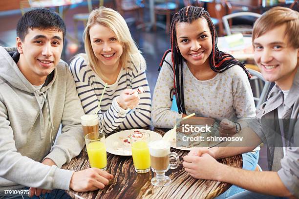 Compagnia Degli Amici - Fotografie stock e altre immagini di Adolescente - Adolescente, Adulto, Allegro