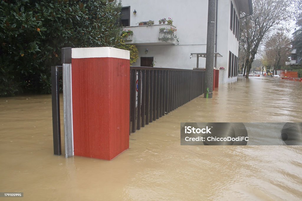 Les rues et la route Envahi par la boue pendant les inondations 3 - Photo de Accident et désastre libre de droits