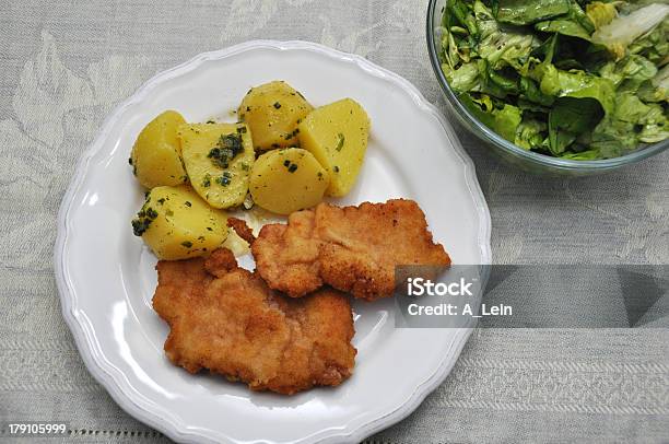 Milanesa Con Ensalada De Patata Foto de stock y más banco de imágenes de Alimento - Alimento, Alimentos cocinados, Aperitivo - Plato de comida