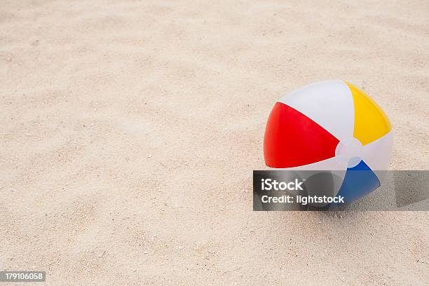 Beach Ball Im Sand Stockfoto und mehr Bilder von Aktivitäten und Sport - Aktivitäten und Sport, Bewegung, Blau