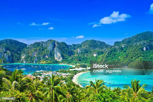 Punto Di Vista Di Phiphi Island E Località Turistica Di Seguito - Fotografie stock e altre immagini di Spiaggia