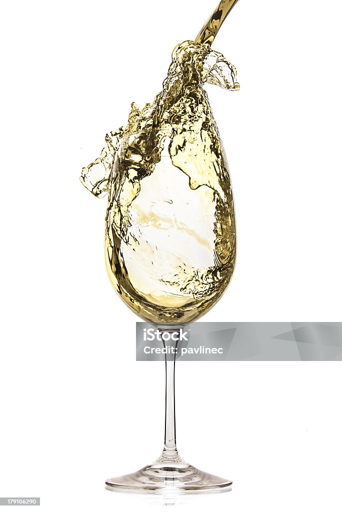 Vino bianco spruzzi - Foto stock royalty-free di Versare