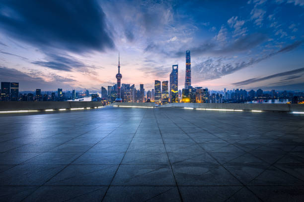 quadratischer boden und skyline von stadtgebäuden in shanghai bei sonnenuntergang - shanghai skyline night urban scene stock-fotos und bilder