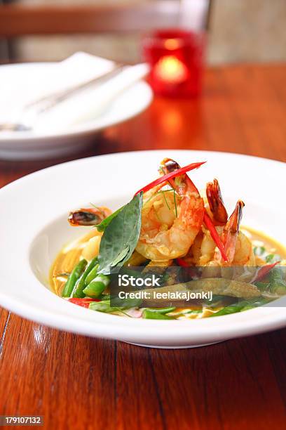 Curry Verde Tailandese Con Gamberi Cibo - Fotografie stock e altre immagini di Asia - Asia, Basilico, Bianco