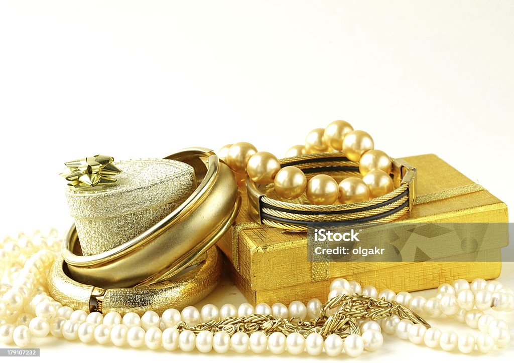 Oro y collar de perlas, cajas de regalo con fondo blanco - Foto de stock de Accesorio personal libre de derechos