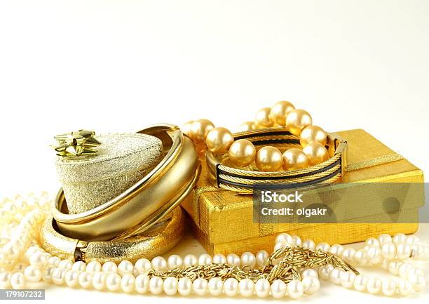 Oro Y Collar De Perlas Cajas De Regalo Con Fondo Blanco Foto de stock y más banco de imágenes de Accesorio personal