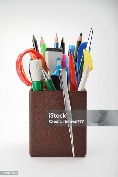 Photo libre de droit de Fourniture De Bureau En Plume Stand banque d'images et plus d'images libres de droit de Brosse effaceur - Brosse effaceur, Bureau - Lieu de travail, Canif