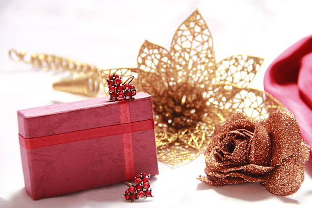 valentinstag-geschenk - earring ruby gold rose stock-fotos und bilder