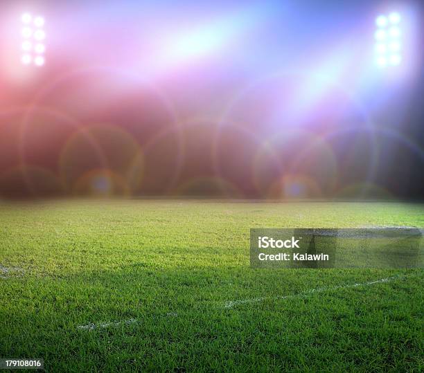 Sprzęt Oświetleniowy - zdjęcia stockowe i więcej obrazów Boisko do futbolu amerykańskiego - Boisko do futbolu amerykańskiego, Noc, Bez ludzi