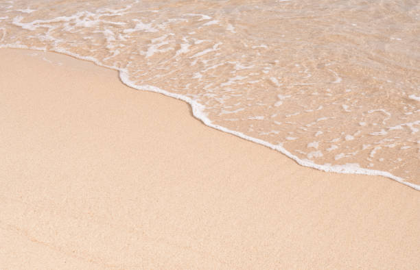 текстура песчаного пляжа, мягкая волна голубого океана на песчаном пляже для летнего фона. текстура тропического белого песка в солнечный � - sandy brown bay beach sand стоковые фото и изображения