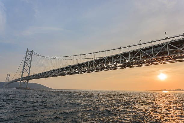 akashi kaikyō brücke bei sonnenuntergang - kobe bridge japan suspension bridge stock-fotos und bilder