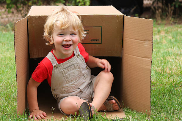 Criança pequena com uma caixa - fotografia de stock