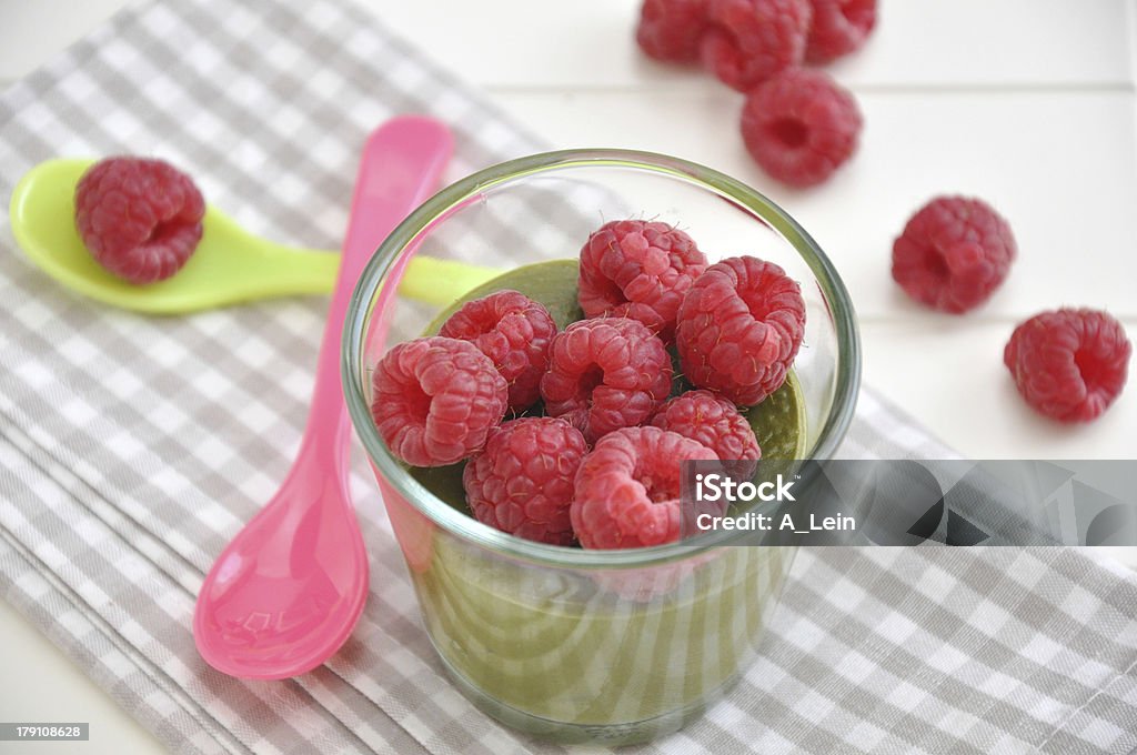 Matcha Panna Cotta mit Himbeeren - Lizenzfrei Aufschäumen Stock-Foto