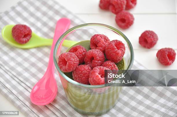 Matcha Panna Cotta Com Framboesas - Fotografias de stock e mais imagens de Batido - Modo de Preparação de Comida - Batido - Modo de Preparação de Comida, Cheio, Chá Verde