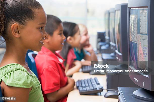 유치원 보그다 사용 방법을 배우는 컴퓨터 교실에 대한 스톡 사진 및 기타 이미지 - 교실, 유치원, 테크놀로지
