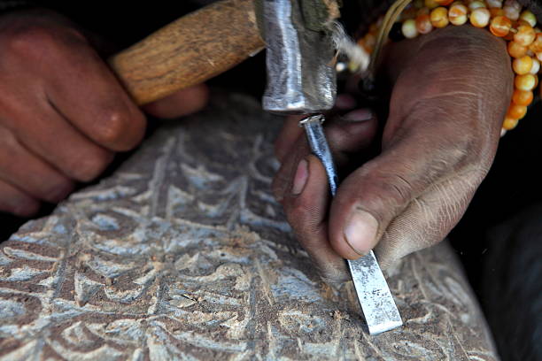 grabado tibetano mani budistas cálculos - tibetan script fotografías e imágenes de stock