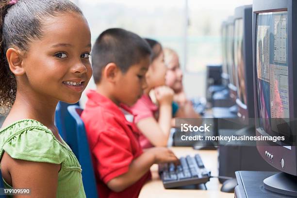 Scuola Materna Bambino Imparare A Utilizzare I Computer - Fotografie stock e altre immagini di 6-7 anni