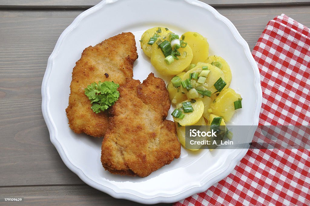 Wiener Schnitzel avec une salade de pommes de terre - Photo de Poulet pané libre de droits