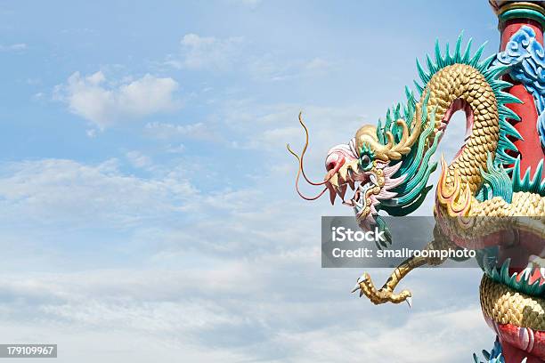 Estatua De Dragón En Sky Foto de stock y más banco de imágenes de Animal - Animal, Antiguo, Asia