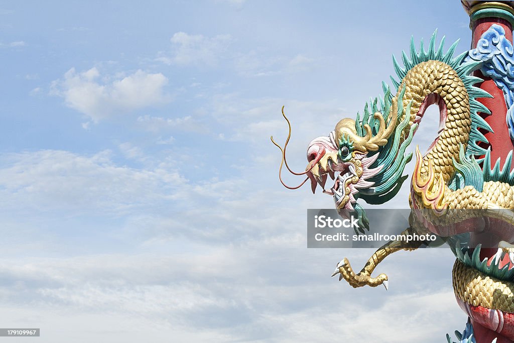Дракон Статуя на небо - Стоковые фото Азия роялти-фри