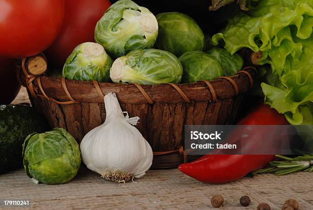 Composição Com Produtos Hortícolas - Fotografias de stock e mais imagens de Agricultura - Agricultura, Alface, Alho