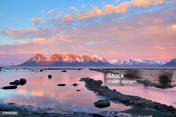 Sole Di Mezzanotte - Fotografie stock e altre immagini di Ambientazione esterna - Ambientazione esterna, Circolo Artico, Composizione orizzontale