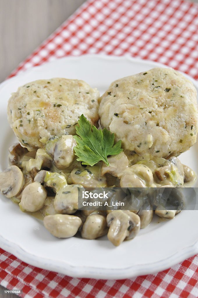 Alemán raviolis con champiñones pan - Foto de stock de Alimento libre de derechos