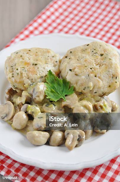 Alemán Raviolis Con Champiñones Pan Foto de stock y más banco de imágenes de Alimento - Alimento, Alimentos cocinados, Austria