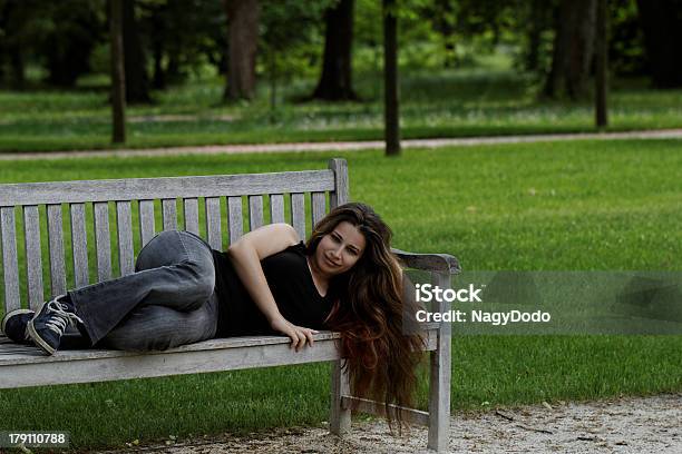 Hübsche Junge Mädchen Auf Einer Bank Stockfoto und mehr Bilder von Attraktive Frau - Attraktive Frau, Baum, Braunes Haar