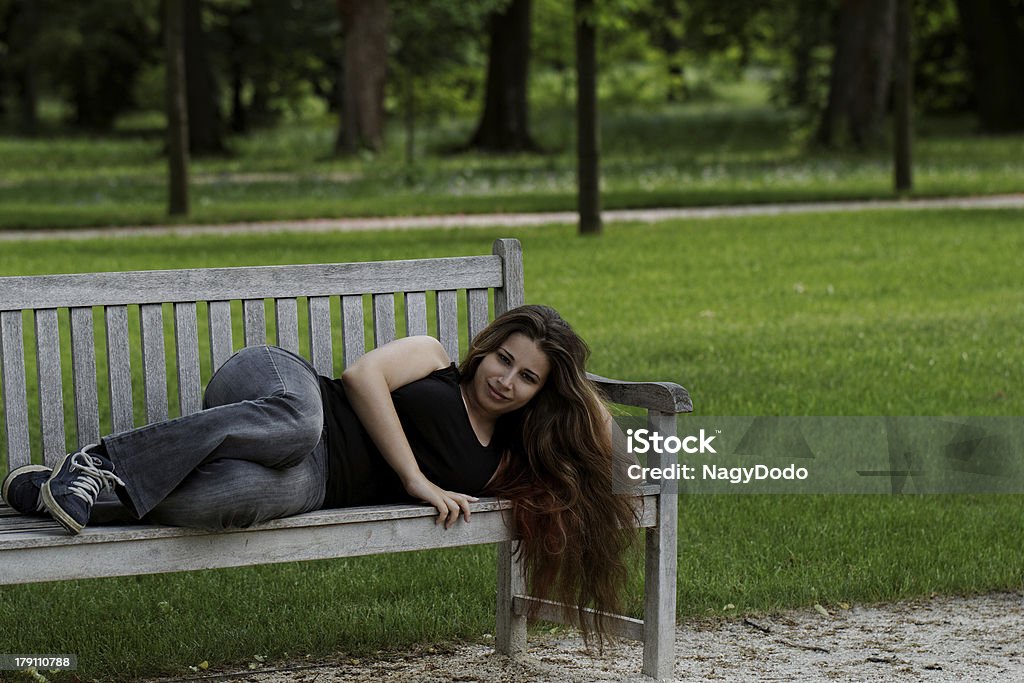 Jovem Menina bonita num banco - Royalty-free Adulto Foto de stock