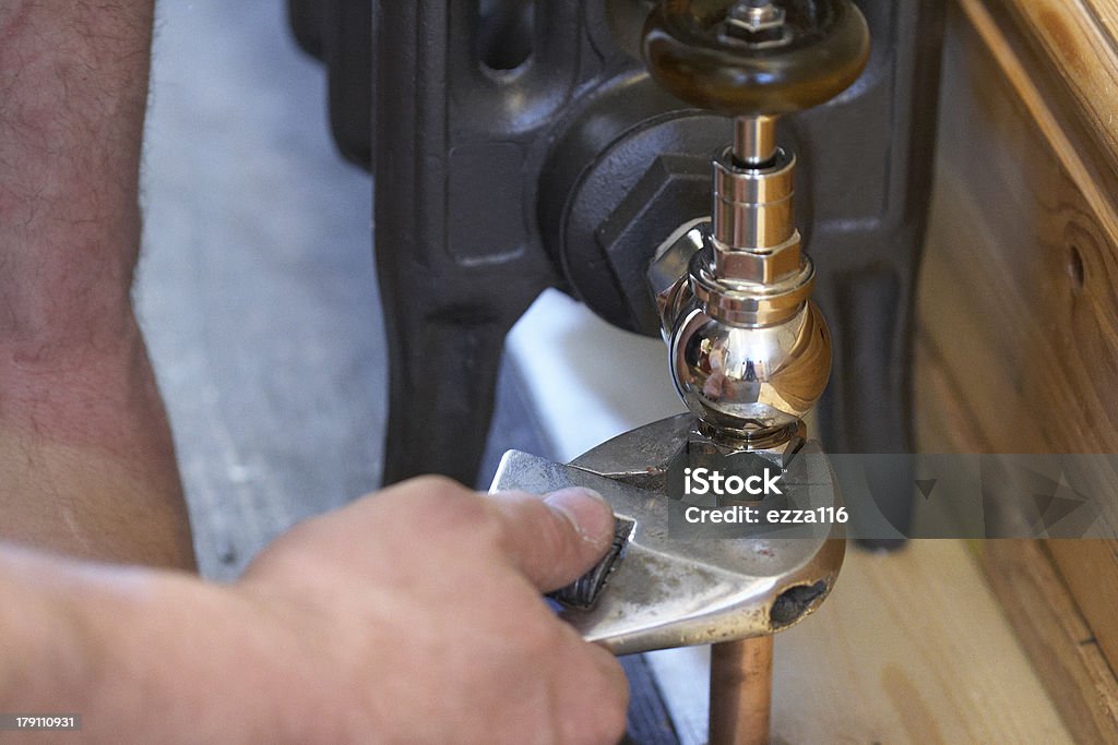 Plombier ajustée un radiateur sur place - Photo de Adulte libre de droits