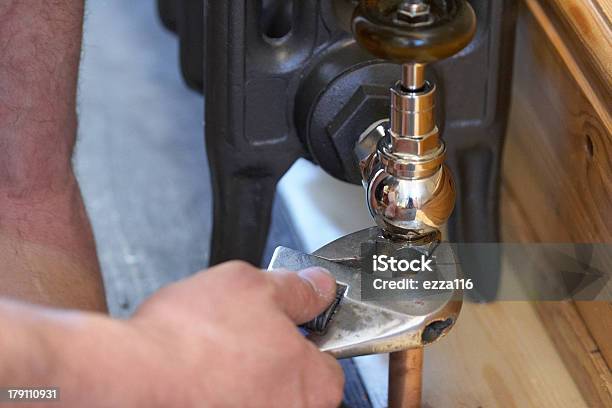 Canalizador Instalação De Um Radiador Em Casa - Fotografias de stock e mais imagens de Adulto - Adulto, Avac, Canalizador