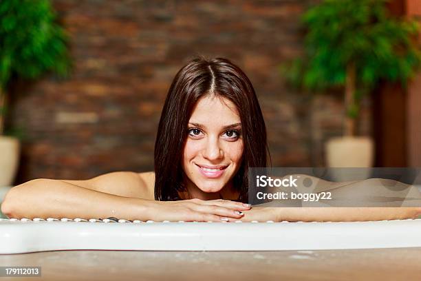 若い女性のスパバス - 1人のストックフォトや画像を多数ご用意 - 1人, 20代, お手洗い
