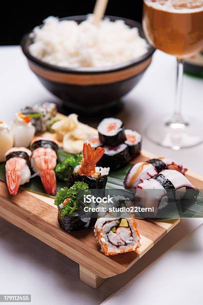 Maki Sushi I Sashimi - zdjęcia stockowe i więcej obrazów Azjaci - Azjaci, Beer - Devon, Fotografika