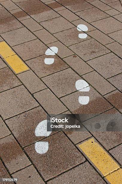 Footprints Pintado - Fotografias de stock e mais imagens de Marca de Sapato - Marca de Sapato, Ao Ar Livre, Branco