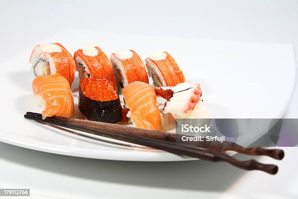 Delicioso Sushi Japonés Foto de stock y más banco de imágenes de Alimento - Alimento, Caviar, Comida gourmet