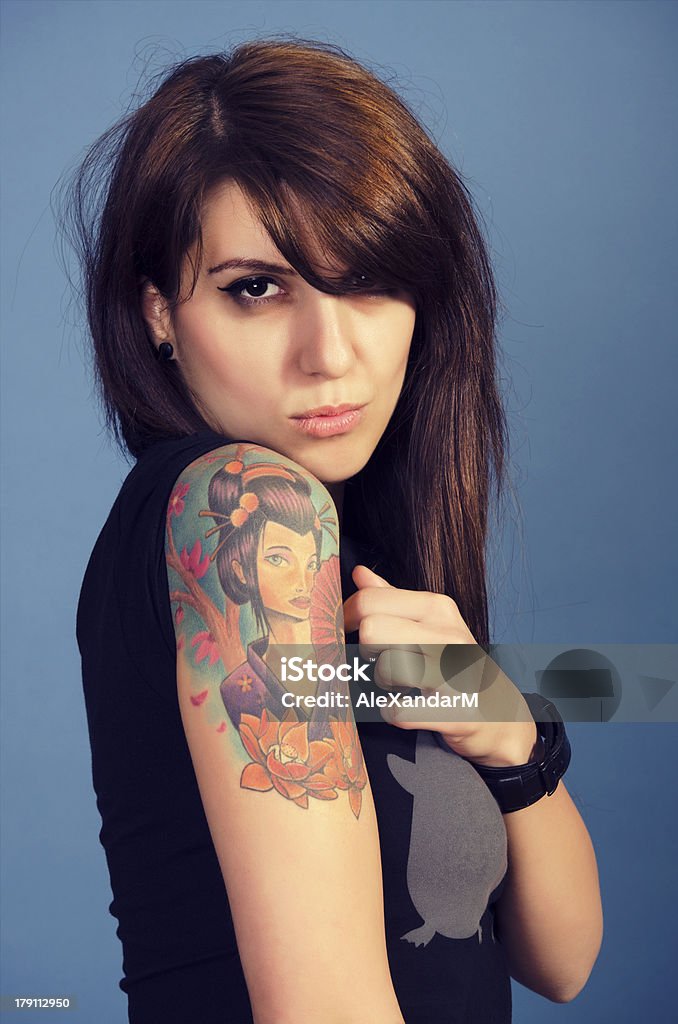 Mujer con tattooed brazo - Foto de stock de 20-24 años libre de derechos