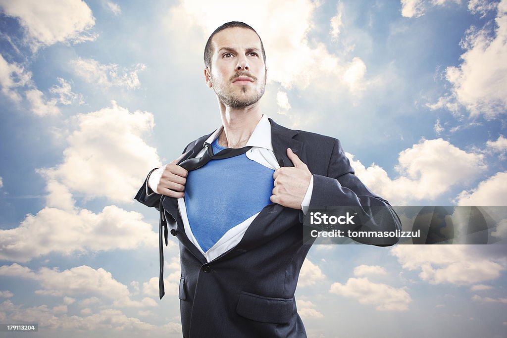 Junger Geschäftsmann, die wie ein super-Helden - Lizenzfrei Männer Stock-Foto