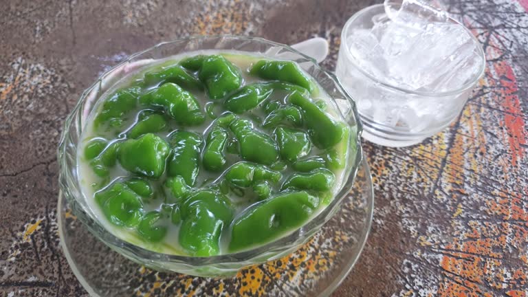 Lod Shong, pandan flavored rice flour in coconut cream syrup.