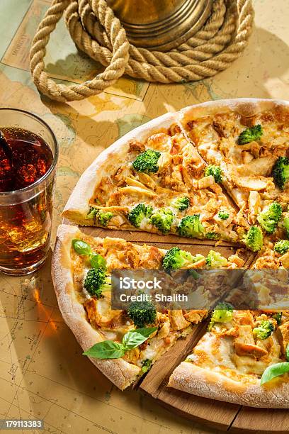 Frische Pizza Mit Brokkoli Huhn Und Käse Stockfoto und mehr Bilder von Basilikum - Basilikum, Blatt - Pflanzenbestandteile, Braun