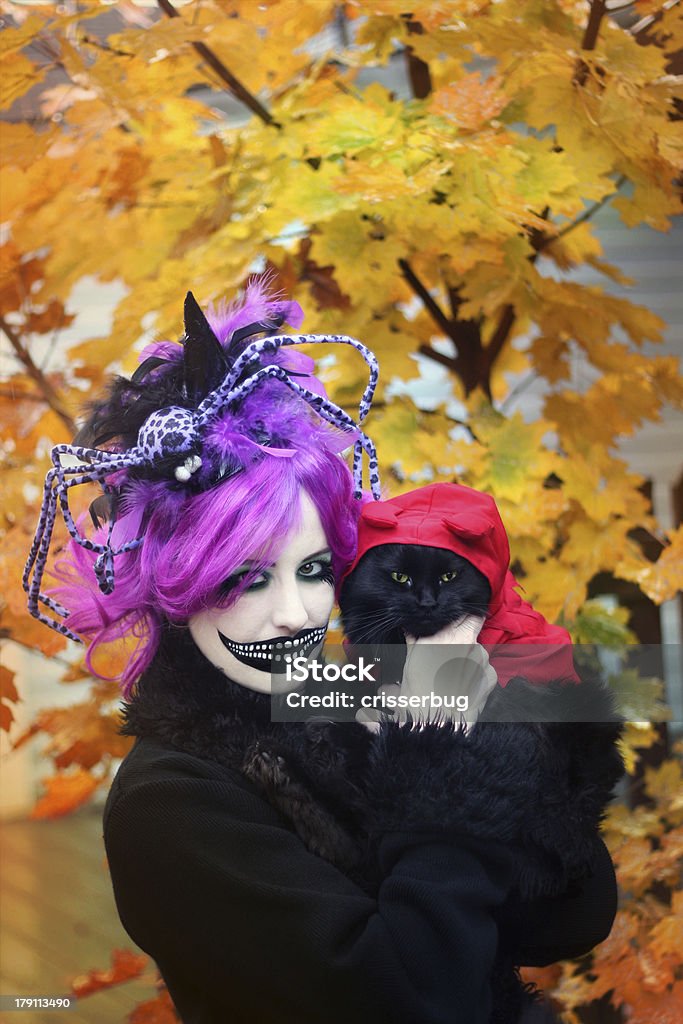 Spaventosi Donna In Costume Di Halloween E Gatto Nero - Fotografie stock e  altre immagini di Adulto - iStock
