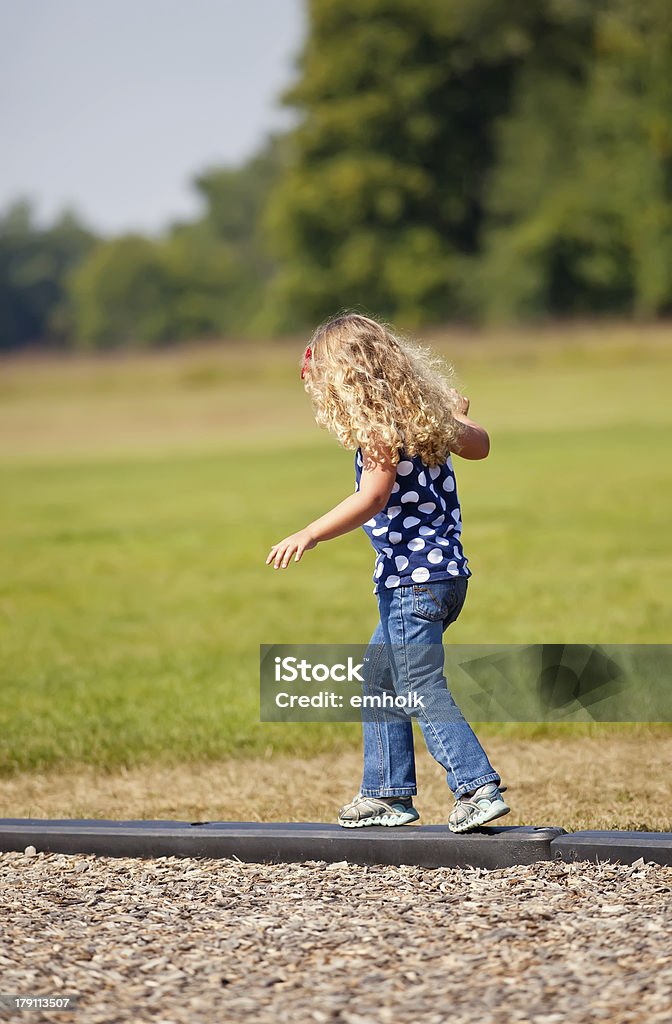 Femme en équilibre sur le trottoir au Park - Photo de 2-3 ans libre de droits