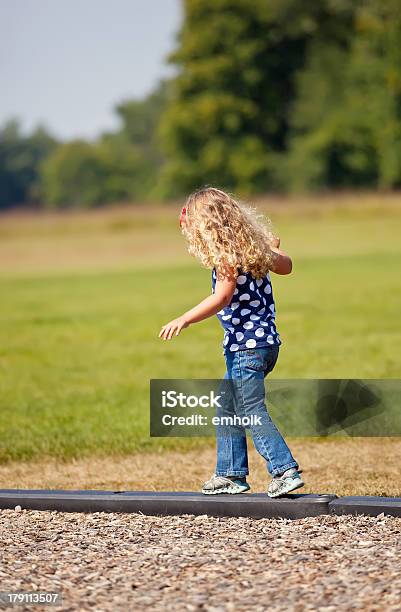 Photo libre de droit de Femme En Équilibre Sur Le Trottoir Au Park banque d'images et plus d'images libres de droit de 2-3 ans - 2-3 ans, Bleu, Bordure de trottoir