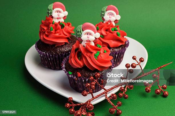3 크리스마스 컵케이크 산따 장식 3가지 개체에 대한 스톡 사진 및 기타 이미지 - 3가지 개체, 녹색, 녹색 배경