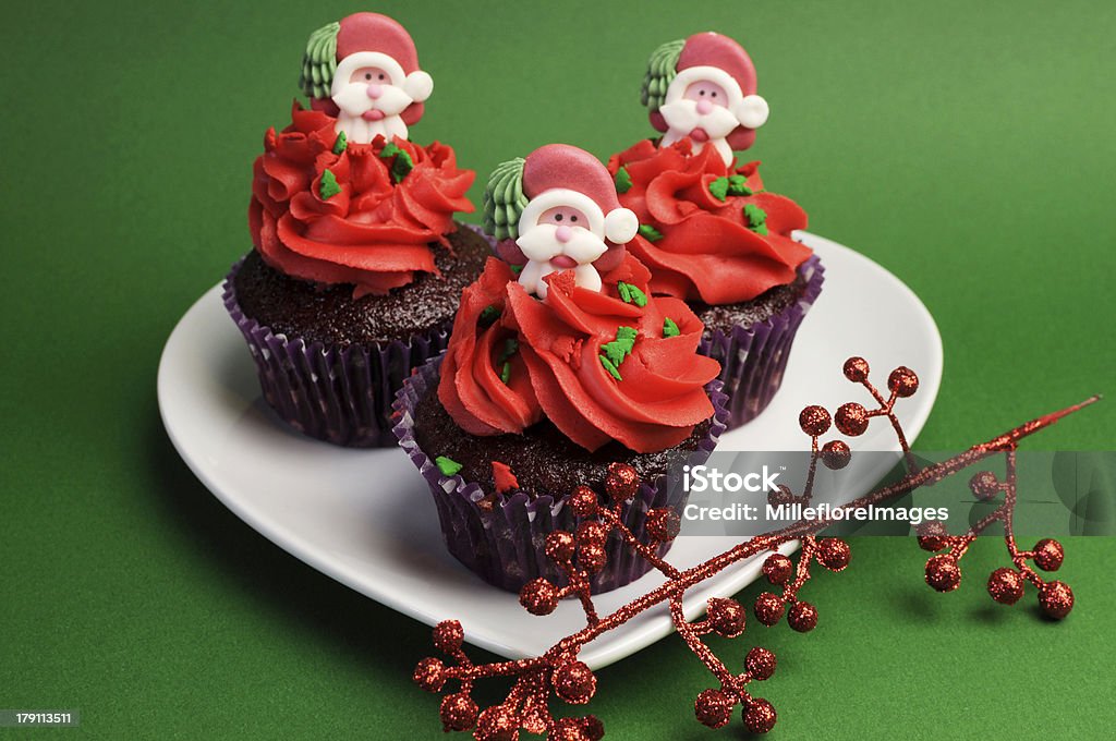 Trzy Narodzenia Cupcakes z santa dekoracje - Zbiór zdjęć royalty-free (Barwne tło)