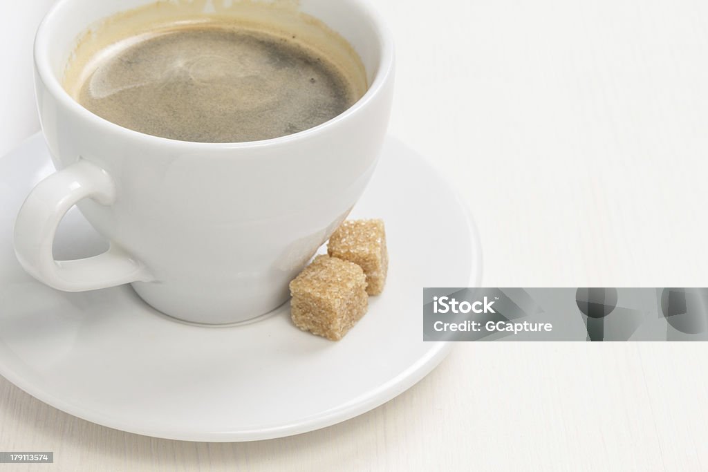 Tasse de café avec du sucre de canne - Photo de Assiette libre de droits