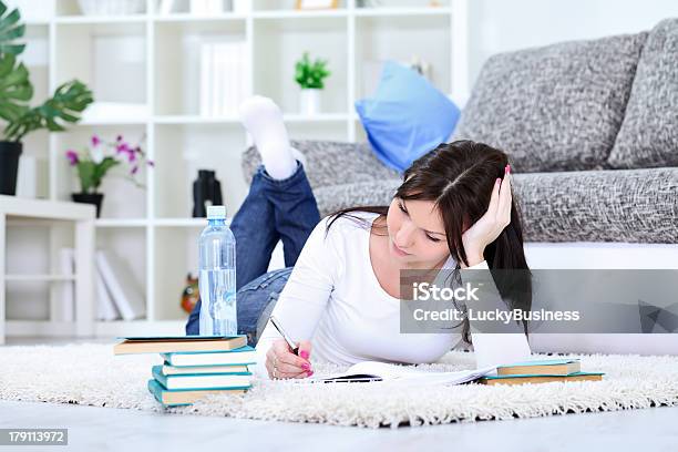 Chica Estudiante Estudiando Foto de stock y más banco de imágenes de Acostado - Acostado, Adolescente, Adulto